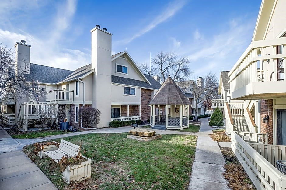 AVIA Apartments At 110th Street, 6300 W 110th Street, Overland Park, KS